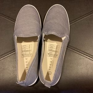 Women’s Serra flats, size 9